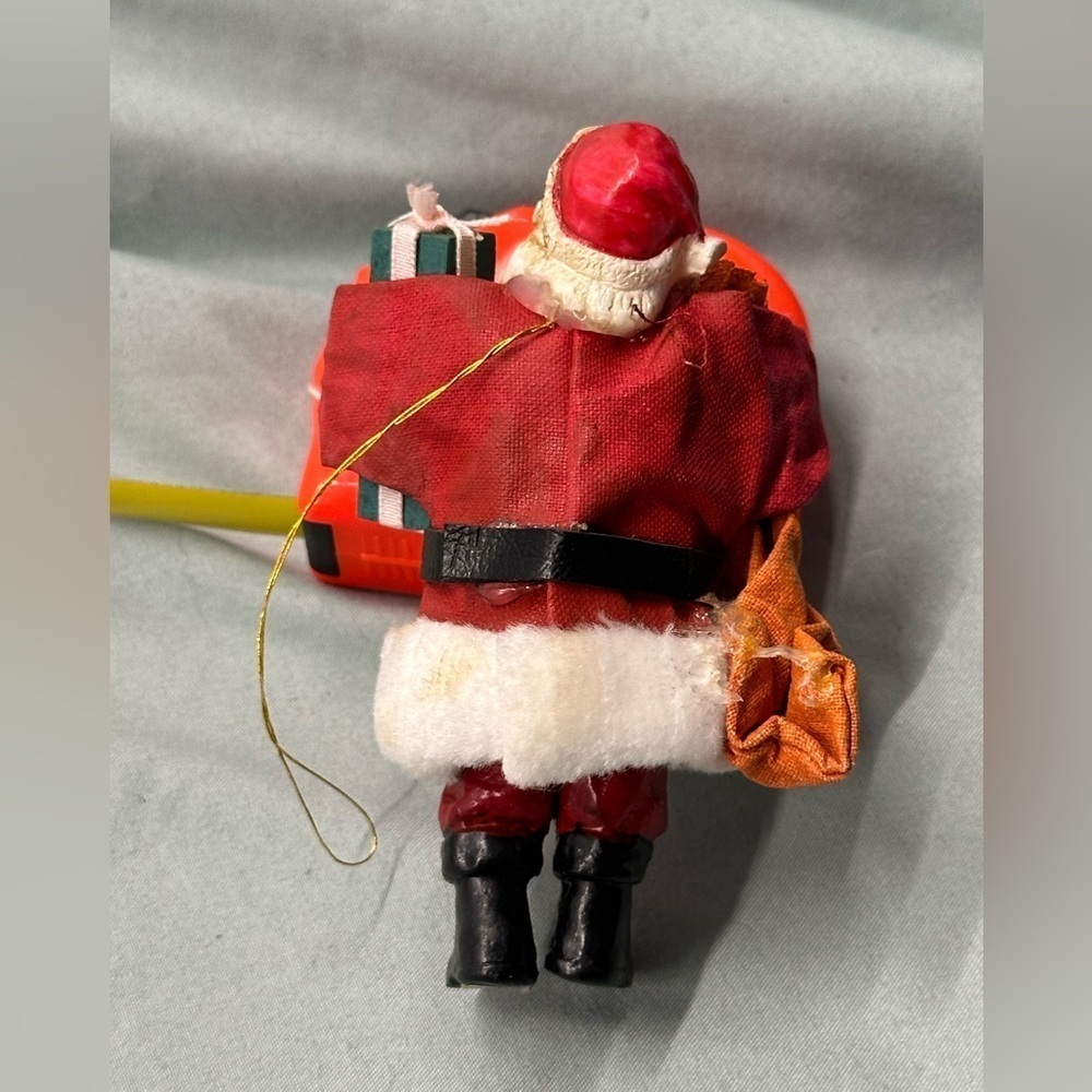 Vintage fabric ornament of Santa carrying gifts. Very good details! - Picture 3 of 7